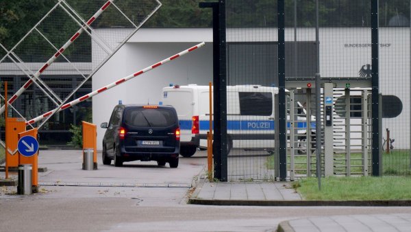 Die Polizei fährt auf das Gelände des Bundesgerichtshofes. - © René Priebe/dpa