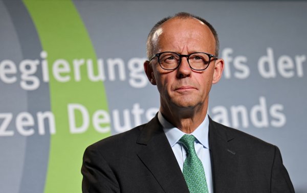 Bundeskanzler Friedrich Merz sagt Ostdeutschland weitere Unterstützung bei Infrastrukturinvestitionen zu. - © Martin Schutt/dpa