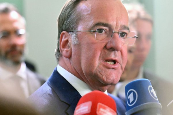 Verteidigungsminister Boris Pistorius äußert sich zu Drohnensichtungen in Dänemark. - © Martin Schutt/dpa