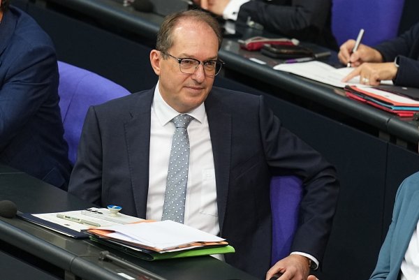 Bundesinnenminister Alexander Dobrindt (CSU) will sich verstärkt um unerlaubte Drohnenüberflüge kümmern. - © Michael Kappeler/dpa