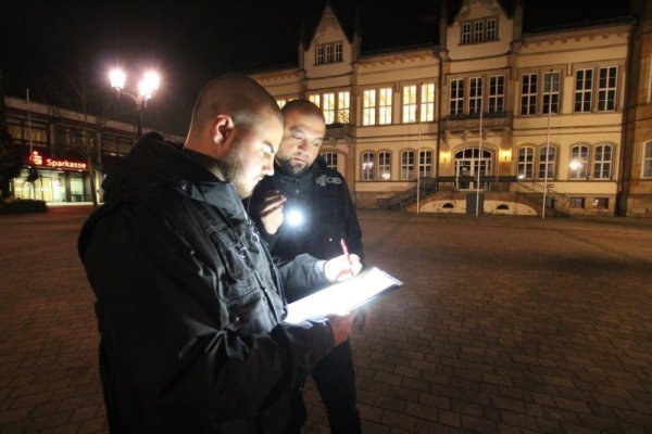 Hier sind Sicherheits-Mitarbeiter auf dem Marktplatz in Horn unterwegs. Auch in Lage sollen ab dem neuen Jahr Streifen patrouillieren.  - © Symbolbild: Patrick Bockwinkel