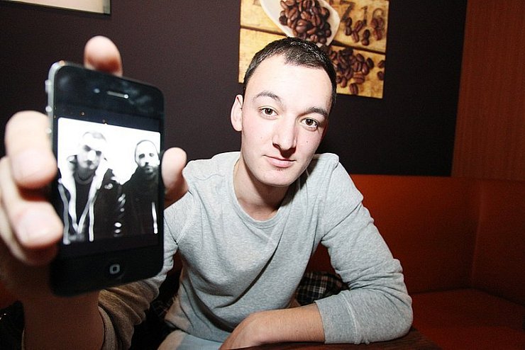 In der Szene: Luca Manuel Montesinos Gargallo hat viele neue Freunde durch die Rap-Musik gefunden. Mit seinem Kollegen "Kayn Bock" (auf dem Handyfoto) hat er schon einige Songs aufgenommen. Auch die Nummern von Rap-Größen wie Kool Savas sind auf dem Handy gespeichert. - © FOTO: HOBEIN