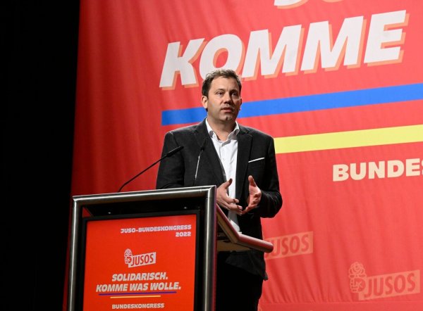 Der SPD Vorsitzende Lars Klingbeil spricht beim Juso-Bundeskongress. - © Roberto Pfeil/dpa