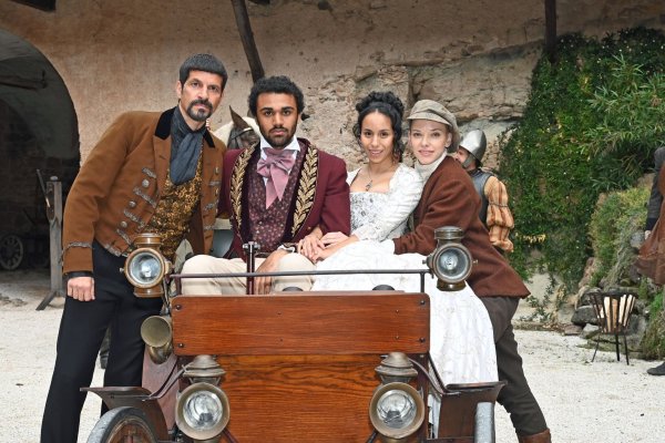 Die Schauspieler und Schauspielerinnen Pasquale Aleardi (Fürst Rudolf, l-r), Langston Uibel (Rudolph), Kristin Alia Hunold (Sophia) und Judith Neumann (Melisa) lächeln während einer Drehpause beim Film «Die verkaufte Prinzessin». - © Ursula Düren/dpa