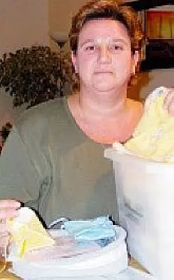 Klinikbox: Iris Brinkmann zeigt Kleidungsstücke für "Sternenkinder". Foto: Sartor