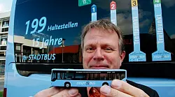 Original und Sammlerst&uuml;ck: Andreas Becker, Bereichsleiter bei den Stadtwerken Lemgo, hat an beiden Versionen des Stadtbusses seine Freude. Foto: Backe