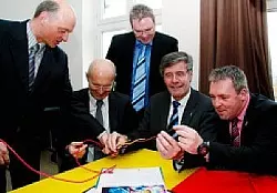 Glasfaserkabel unter der Lupe: Thomas Wolf-Hegerbekermeier, Landrat Friedel Heuwinkel, Uwe Ingenhaag, Werner Rauh (beide Telekom) und Blombergs Bürgermeister Klaus Geise (von rechts). Foto: Pfaff