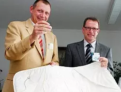 Elektrosmog-Decke und gef&auml;lschtes Viagra: J&uuml;rgen Jansen und Martin Sieling (rechts) pr&auml;sentieren zwei F&auml;lle aus ihrer T&auml;tigkeit in der &Uuml;berwachung von Arzneimitteln und Medizinprodukten. FOTO: Engelhardt