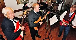 Proben fürs Revival: Ernst Ahrens, Thomas Wedeking, Hans-Dieter Uhlemann, Herbert Friedrichs, Rolf Mischke und Wolfgang Drüke lassen alte Zeiten wieder aufleben. Foto: Krull