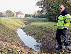 Wieder ans Licht: Reiner Loer zeigt von der M&uuml;hlenstra&szlig;e auf den frei gelegten Fettpottbach .Foto: Stork