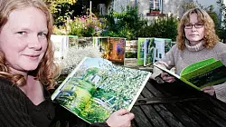 Schwärmen für Gärten in Lippe: Zwei Jahre lang haben Autorin Sylvia Frevert (links) und Fotografin Karin Goldbach an ihrem Buch gearbeitet. Foto: Seda Hagemann