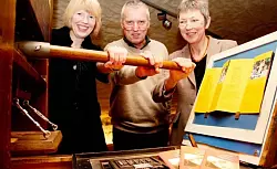 An der Druckerpresse: Dr. Britta Reimann, Pressesprecher Rolf Schönlau und Dr. Vera Lüpkes (von links) greifen bei einem historischen Gerät zu. Die neue Broschüre im Vordergrund ist allerdings mit moderner Technik produziert worden. Foto: Backe