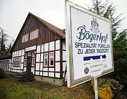 Von "vorübergehend" ist schon lange keine Rede mehr: Der "Bögerhof" an der Extertalstraße war einmal ein in der Region beliebtes Ausflugslokal. Foto: Scherzer