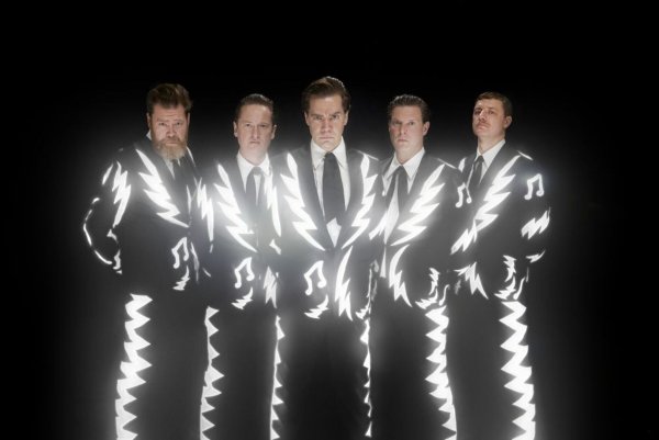 Die schwedische Band The Hives meldet sich zurück. - © Bisse Bengtsson/Oktober Promotion GbR/dpa