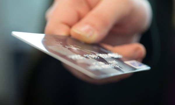 Treiben Diebe mit Ihrer Bankkarte ihr Unwesen? Dann sind Sie in der Regel gut abgesichert, sofern Sie die Karte umgehend sperren lassen. - © Andrea Warnecke/dpa-tmn