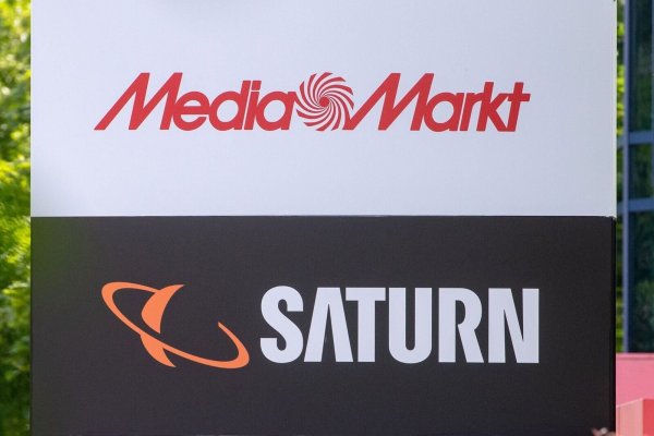 Ein Schild mit den Schriftzügen von Media Markt und Saturn vor der Firmenzentrale der Media-Saturn-Gruppe. - © Armin Weigel/dpa