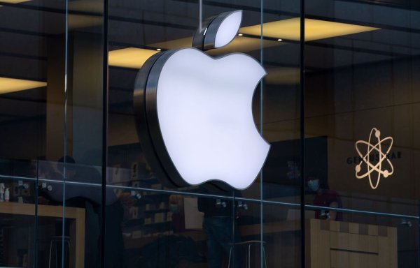 Das Logo des Technologieunternehmens Apple ist an einem Apple Store zu sehen. - © Sven Hoppe/dpa