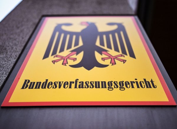 Ein Hinweisschild mit Bundesadler und dem Schriftzug Bundesverfassungsgericht. - © Uli Deck/dpa/Symbolbild