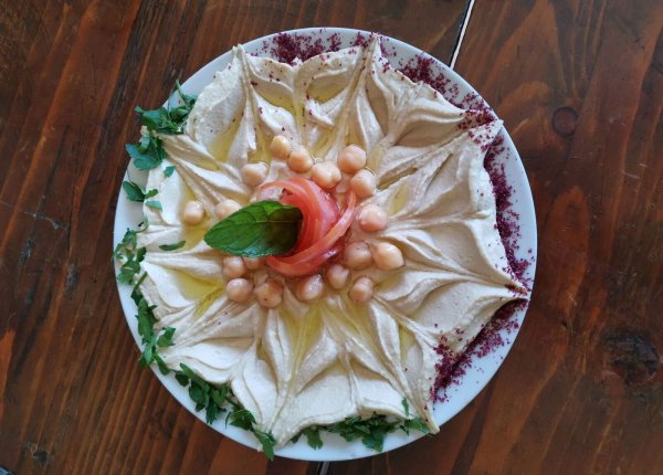 Hummus ist in Deutschland deutlich bekannter als die Auberginengerichte Baba Ganoush oder Mutabal. Aber meist werden sie zusammen als Vorspeisen serviert. - © Geraldine Friedrich/dpa-tmn