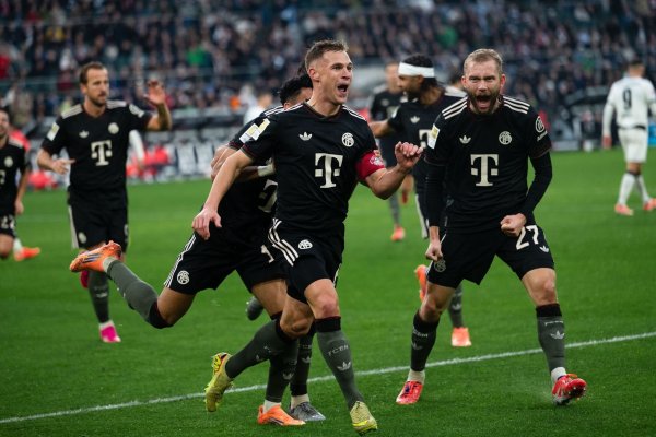 Josuha Kimmich (M) brachte den FC Bayern in Führung. - © Marius Becker/dpa