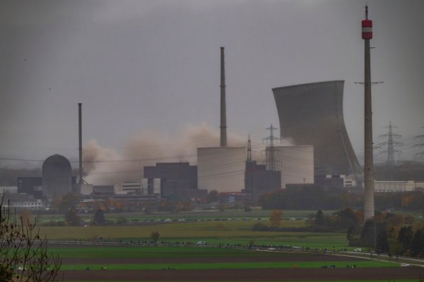 Erst fiel der linke Kühlturm, dann der rechte. - © Peter Kneffel/dpa