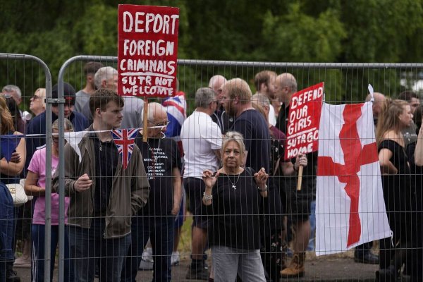 Der Fall eines Asylbewerbers, der eine 14-Jährige im englischen Epping belästigte, wurde zum Anlass für wochenlange Proteste. (Archivfoto) - © Jordan Pettitt/PA/AP/dpa
