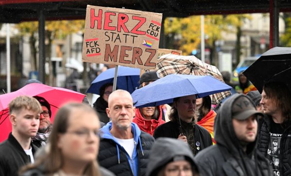 Mit Regenschirmen und selbstgebastelten Transparenten versammelten sich die Demonstranten auf dem Neheimer Markt. - © Roberto Pfeil/dpa