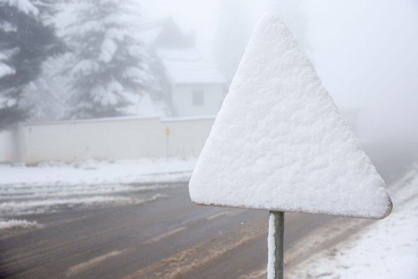 Einige Prognosen warnen vor einem Jahrhundertwinter - doch lässt sich so etwas überhaupt vorhersagen? (Symbolbild) - © Armin Durgut/AP/dpa
