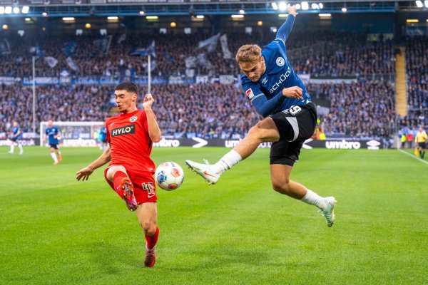 Felix Keidel (l) und die SV Elversberg hatten bei Arminia Bielefeld das Nachsehen. - © David Inderlied/dpa