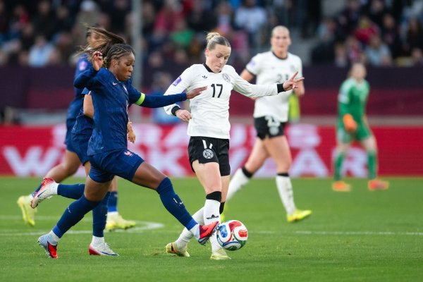 Überzeugte den Bundestrainer: Franziska Kett (r) vom FC Bayern. - © Marius Becker/dpa