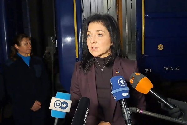 Wirtschaftsministerin Reiche musste in der Nacht wegen des Raketenalarms in Kiew in einen Schutzkeller. - © Andreas Stein/dpa