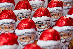 Weihnachtsmänner aus Schokolade stehen in einem Supermarkt. - © picture alliance / dpa