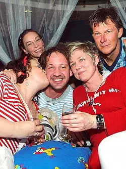 Karsten Arning (Mitte) geht beim Pölterball auf Kuschelkurs, flankiert von Doreen Haring (links, beim Busserln) und Nicole Raabe. Im Hintergrund feiern Birgit Blomberg und Addy Schulze mit. - © Foto: Nicole Reineke