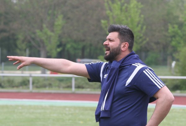 <p>SuS-Lage-Trainer Miktat Kaymaz will LZ-Artikel in der Kabineaufhängen.</p> 
- © Sebastian Lucas