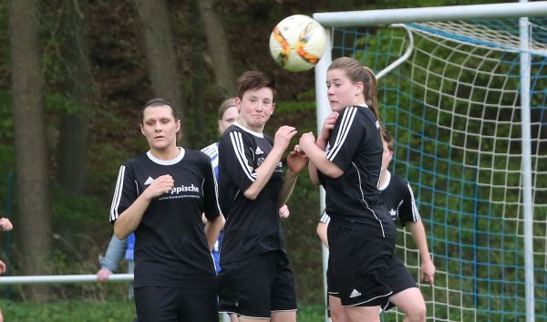 Die Donopp-Voßheiderinnen machen das Tor dicht: (von links) Marina Heidebrecht, Melanie Gutsch und Milena Szymkowiak. - © Paul Cohen