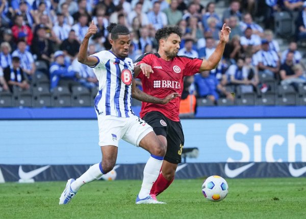 Herthas Jeremy Dudziak (l) im Duell mit Wiesbadens Kianz Froese (r). - © Soeren Stache/dpa