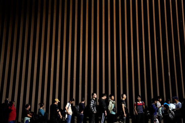 Menschen warten darauf, nach dem Grenzübertritt aus Mexiko Asyl zu beantragen. Die Lage an der südlichen US-Grenze ist seit Jahren angespannt. - © Gregory Bull/AP/dpa