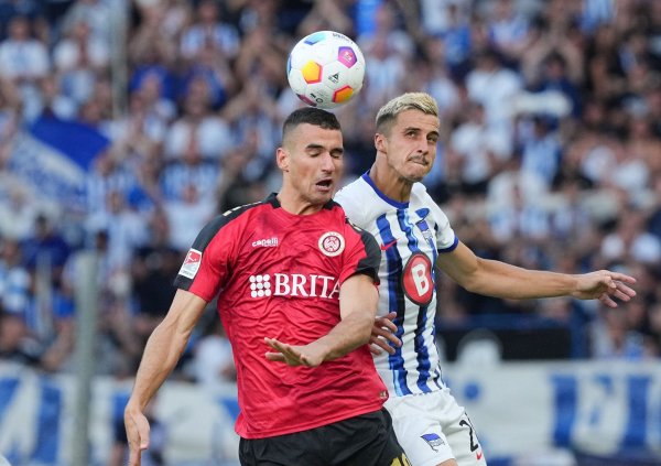 Wiesbadens Ivan Prtajin (l) gegen Herthas Marc Oliver Kempf (r). - © Soeren Stache/dpa