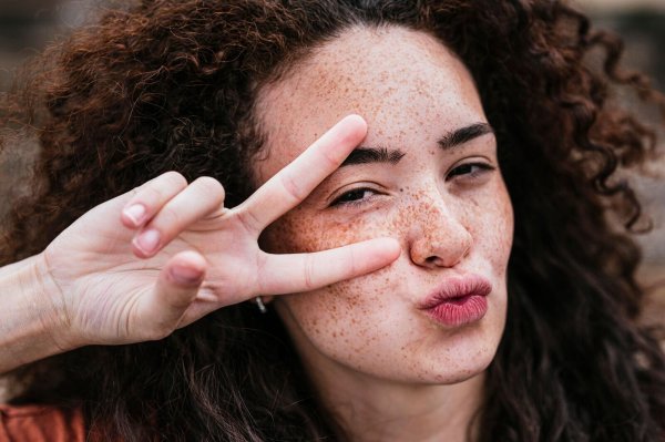 Die hier sind echt und sehen fantastisch aus. Wer von Natur aus keine Sommersprossen hat, kann aber mit ein paar Tricks nachhelfen. - © Jose Luis Carrascosa/Westend61/dpa-tmn