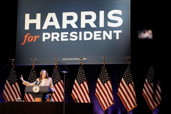 Das parteinterne Votum der Demokraten ist beendet, Kamala Harris hat volle Rückendeckung bekommen. - © Stephanie Scarbrough/AP/dpa