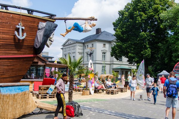 Neuer Hingucker: Zur Sommerkirmes wurde eine neue Beachfläche samt Piratenschiff an der Ameide etabliert. Bei den Besuchern kam sie gleich bestens an. - © Raphael Bartling