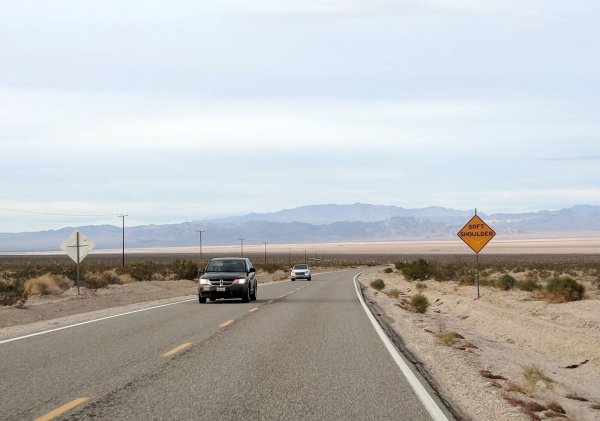 Roadtrip durch die Mojave-Wüste: In den USA hat man lieber einen internationalen Führerschein dabei, da der deutsche Führerschein allein dort nicht anerkannt werden muss. - © Andrea Warnecke/dpa-tmn