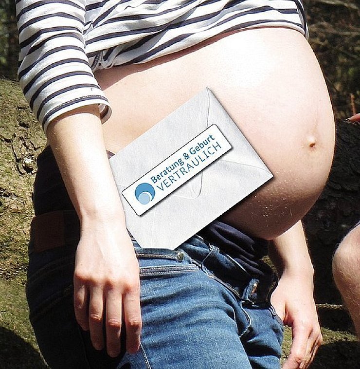 Entbindung unter einem Pseudonym: Die Herkunftsangaben eines "vertraulich geborenen Kindes" sollen 16 Jahre lang in einem Umschlag ruhen, erst dann erhält das Kind Informationen zu seiner Abstammung. - © FotoMontage: preuss