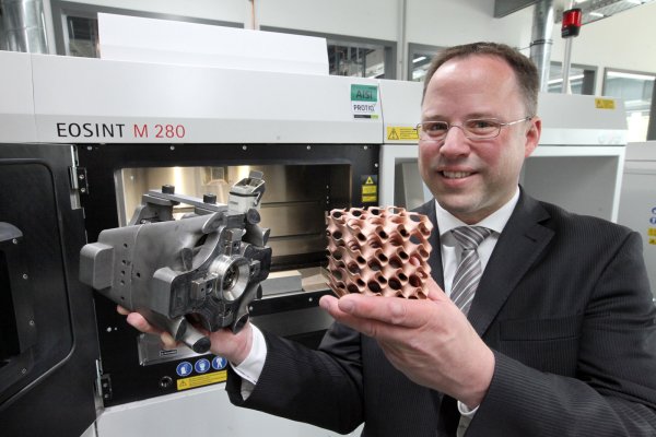 Komplizierte Gebilde: Beide Bauteile wurden bei Protiq auf der neuen Internetplattform geordert und waren binnen weniger Tage fertig beim Kunden. Dr. Ralf Gärtner ist stolz auf diese neue Vertriebsart. - © Bernhard Preuss