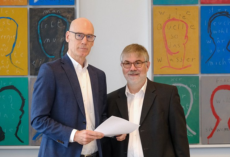 Geschäftsführer Rainer Müller und Geschäftsbereichsleiter Holger Mengedodt erklären die Preispolitik der Stadtwerke Bielefeld. - © Andreas Zobe