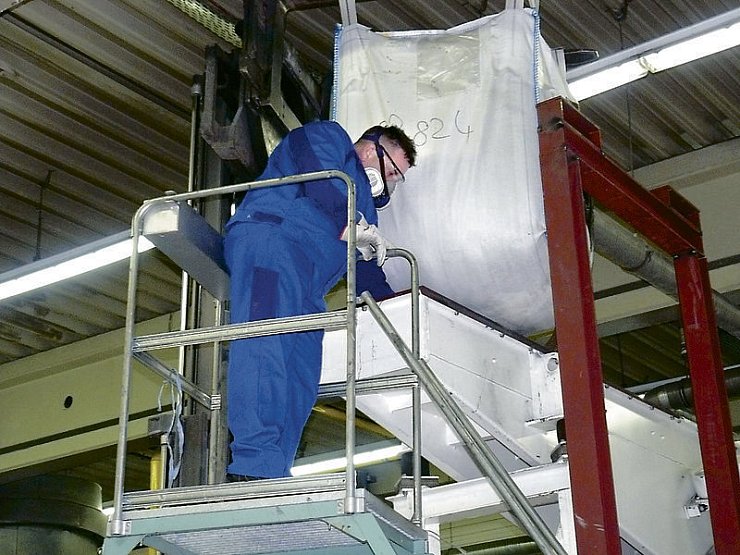 Unser Foto zeigt einen Arbeiter an der sogenannten Drehrohrdestille in einem Werk der Dela GmbH.