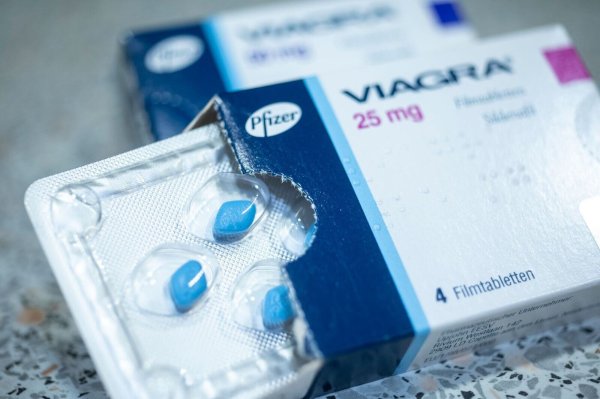 Packungen mit Viagra-Tabletten liegen auf einem Tisch. - © Christophe Gateau/dpa