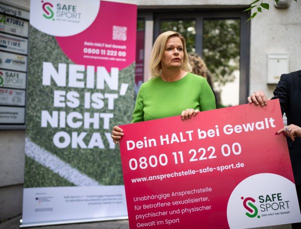 Im Kampf gegen Gewalt im Sport soll von jetzt an eine bundesweite Ansprechstelle helfen. - © Michael Kappeler/dpa