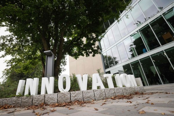 Der Eingang zum Start-up Lab Bahrenfeld in Hamburg. - © Christian Charisius/dpa