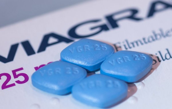 Viagra ohne Rezept in der Apotheke kaufen? Mit einem solchen Szenario beschäftigt sich die Arzneimittelbehörde BfArM in Bonn. - © Christophe Gateau/dpa